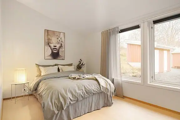 Hovedsoverommet har god plass til garderobe og eget walk in closet