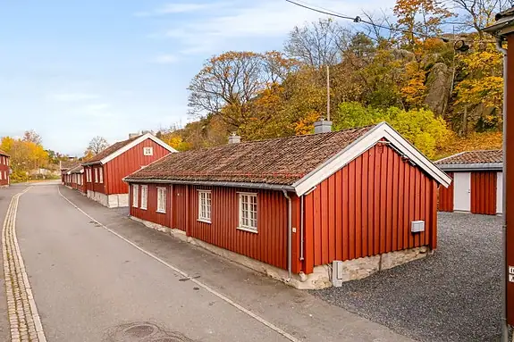 Parkering på gruset gårdsplass
