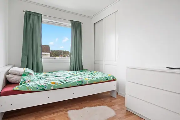 Soverom 2 med et praktisk innebygd skap