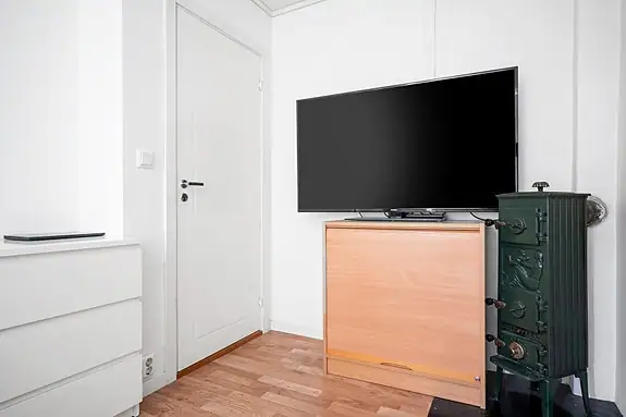 Er til og med en vedovn hvis man skulle ønske litt ekstra varme på soverommet