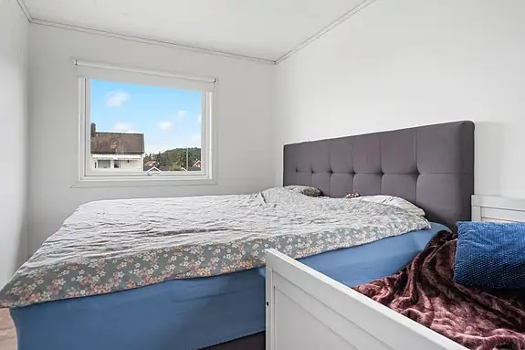 Hovedsoverommet med utsyn til hagen