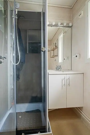 Badet er av eldre karakter, derfor kjekt med et dusjkabinett