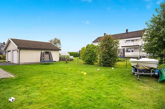 Stor hage, hvor barna har god boltreplass
