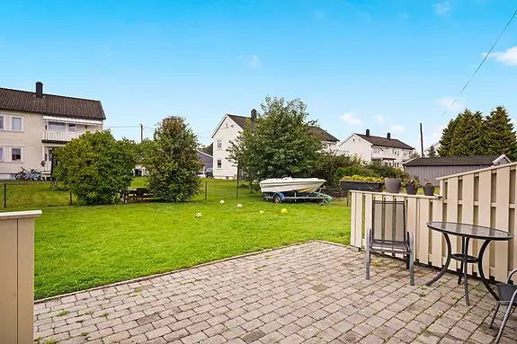 Boligen kommer også med en steinlagt uteplass, hvor man kan sitte og nyte en middag utendørs