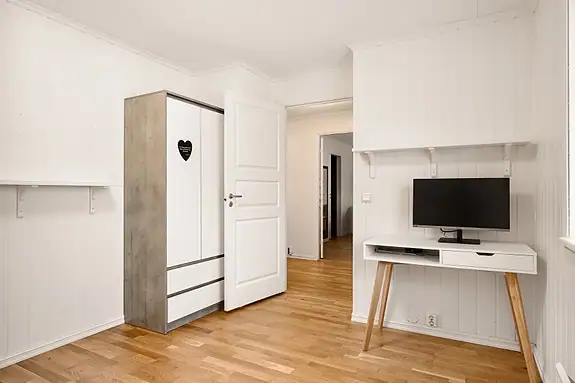 Soverom 2 passer godt som barnerom, gjesterom eller kontor