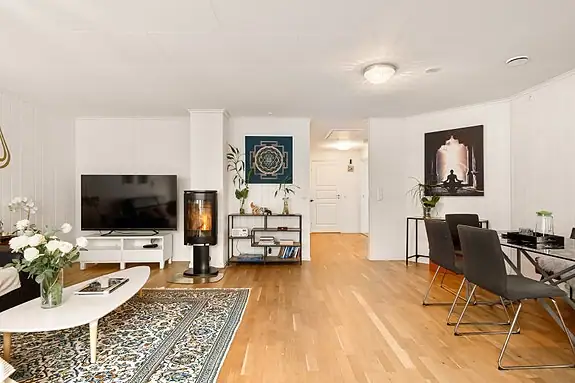 Åpen og innbydende stue med direkte utgang til terrasse