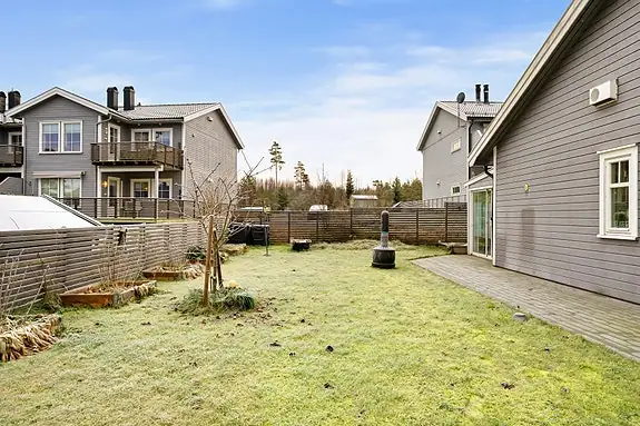 Inngjerdet hage med god boltreplass for barn og dyr