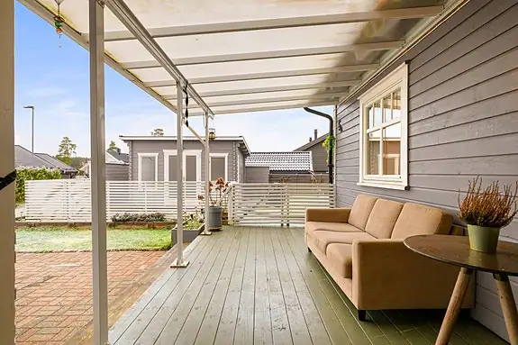 Terrasse ved inngang - perfekt for morgenkaffen