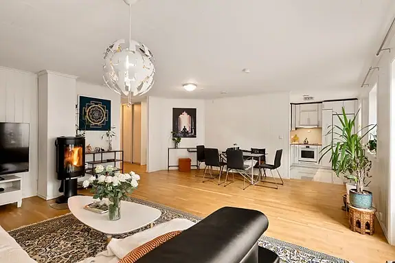 Plass til både sofagruppe og spiseplass