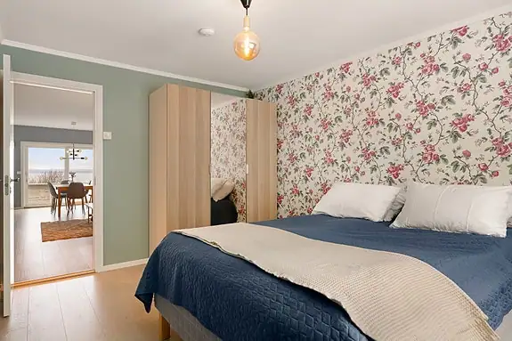 Hovedsoverommet er romslig med god plass til dobbeltseng og garderobe