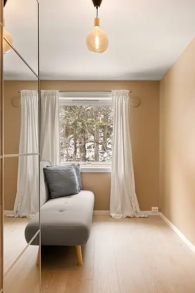 God plass til seng og skyvedørsgarderobe