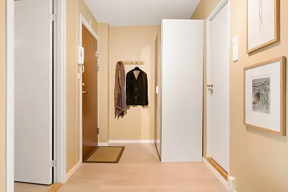 Ved inngangspartiet er det skyvedørsgarderobe