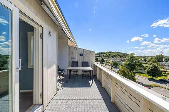 Toppetasje med gode solforhold og flott sjøutsikt!