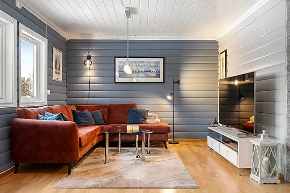 Lun stue med god plass til sofagruppe