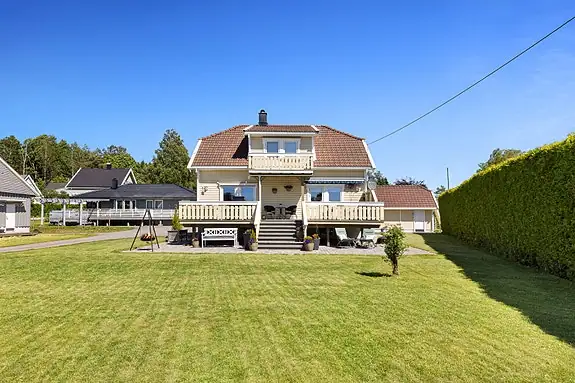 En innholdsrik familiebolig på en stor og solrik tomt