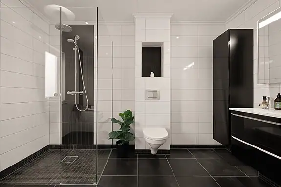 Lyst og funksjonelt familiebad