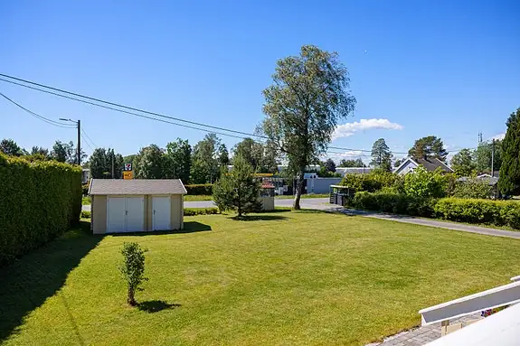Stor hage med god plass til lek, aktivitet og rekreasjon