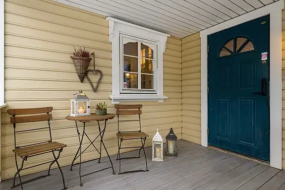 Overbygd inngangsparti med muligheter for en liten sittegruppe