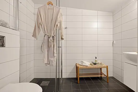 Badet er flislagt og har varmekabler i gulv
