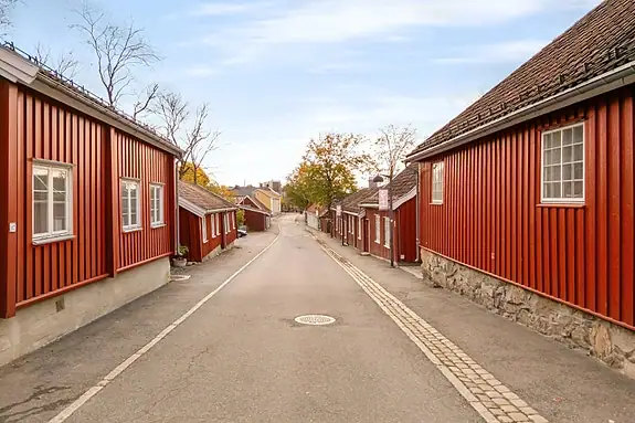 Arbeidergaten har lang historie og er sentralt plassert, nær sjø og by.