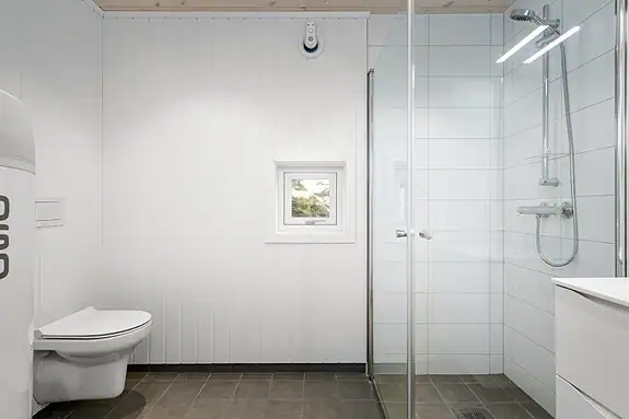 Badet er klassisk gjennomført med fliser på gulv og i dusjsonen