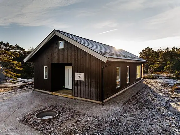 Tomten er relativt flat, gruslagt og ellers bestående av naturtomt