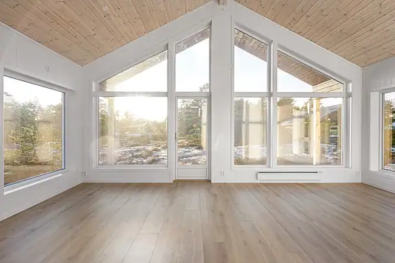 Store glassflater gir et fantastisk lysinnslipp, i tillegg til å ramme inn naturen ute