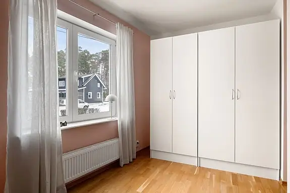 Alle soverommene er utstyrt med vannbåren varme med radiatorer