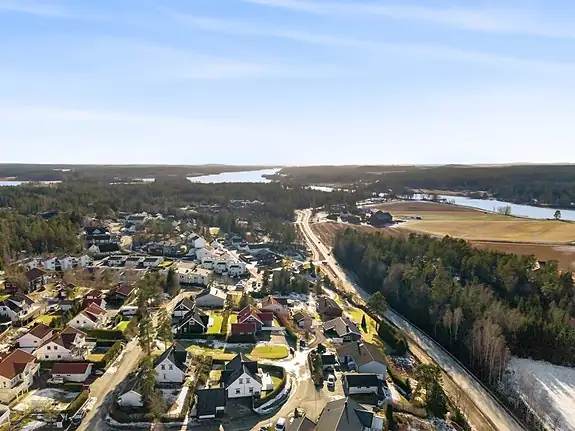 Det er flere lekeplasser på boligfeltet