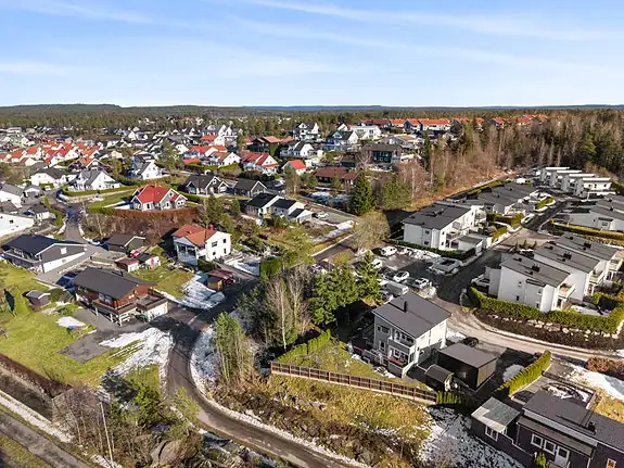 Den har en fin plassering og er lett tilgjengelig fra hovedveien