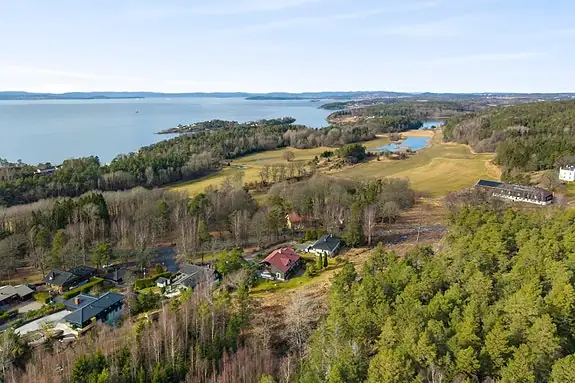 Stor og solrik tomt med en fin og opparbeidet hage