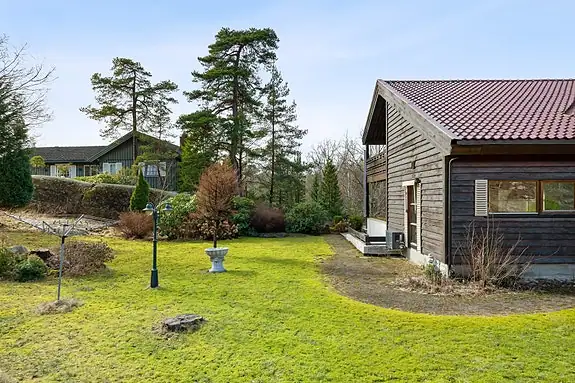 Videre adkomst fra uteplassen til eiendommens hage