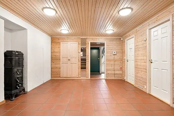 Fra vindfanget kommer du videre til en stor hall