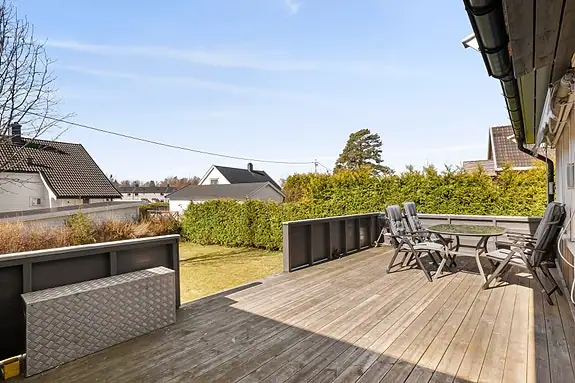 Romslig uteplass med gode solforhold - perfekt for den kommende årstiden