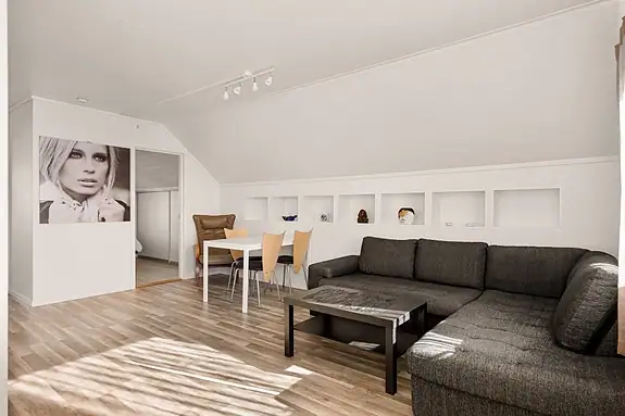 Plassbygde hyller i veggen gir rom for dekorering