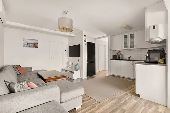 Leiligheten har en gjennomgående åpen løsning