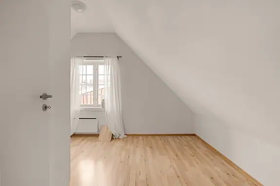 Soverom 2 gjør seg godt som barnerom, gjesterom eller kontor