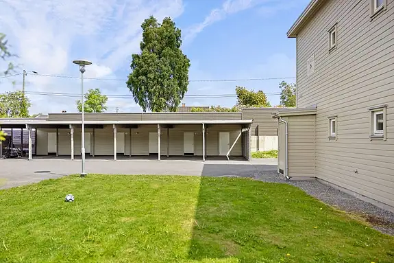 Det medfølger både carport og sportsbod til leiligheten (m/ mulighet for elbillader)