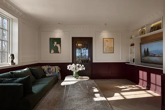 Er du kunstinteressert er veggene her perfekt for dine malerier
