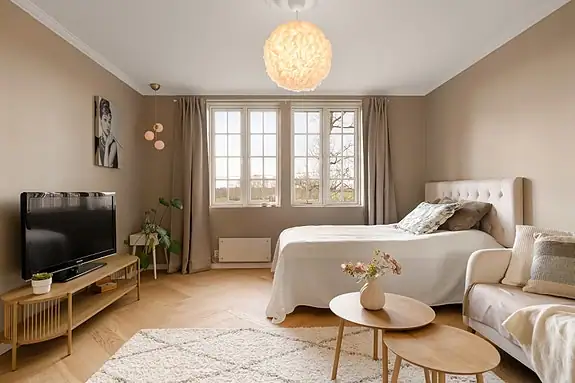 Etasjen består av hele 5 soverom, 3 bad og flere kott