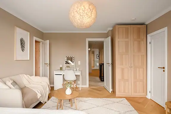 Soverom 1 har eget bad og eget garderoberom