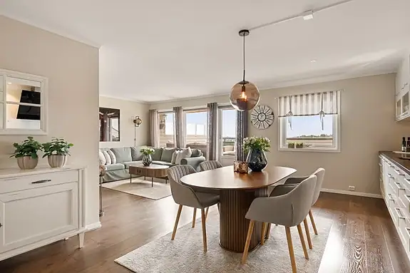 Fra stuen er det utgang til balkong på ca 25 m²