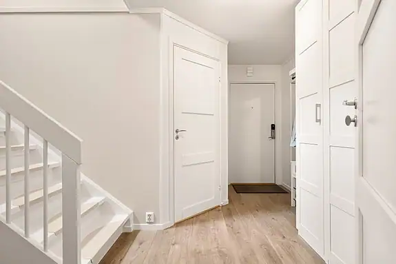 Boligen er over 2 plan og er holdt i lyse og tidsriktige farger