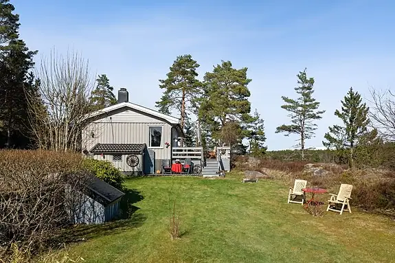 Tomten er stor og skjermet