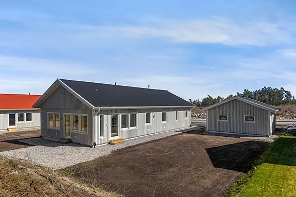 Gressbakke leveres tilsådd og gårdsplass asfaltert