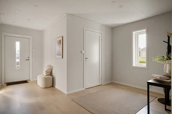 En lys og romslig hall ønsker deg velkommen hjem (Fra lignende bolig)