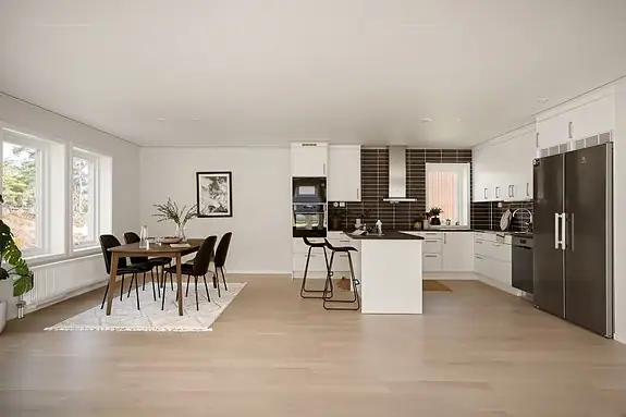Kjøkkenet ligger åpent i rommet og bidrar til en sosial atmosfære (Fra lignende bolig)