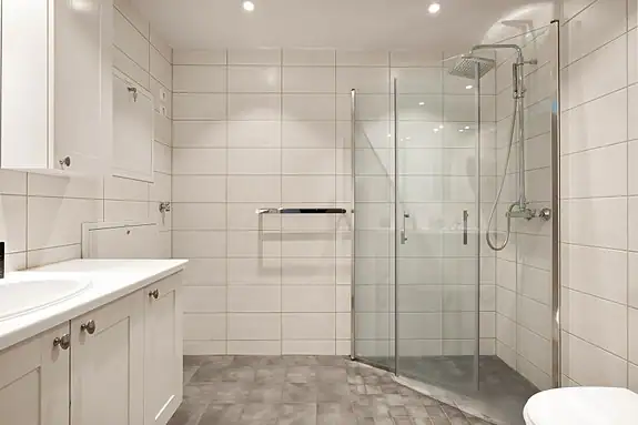 Det romslige, flislagte badet har varme i gulvet