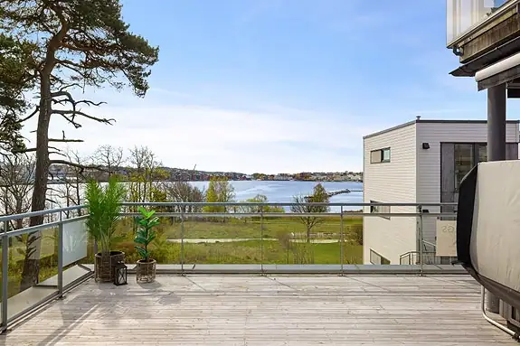 På terrassen trenger du ikke å velge bort noe; innred til solbading, avslapning og bespisning