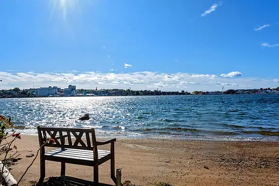 Badestranden ligger en rusletur unna